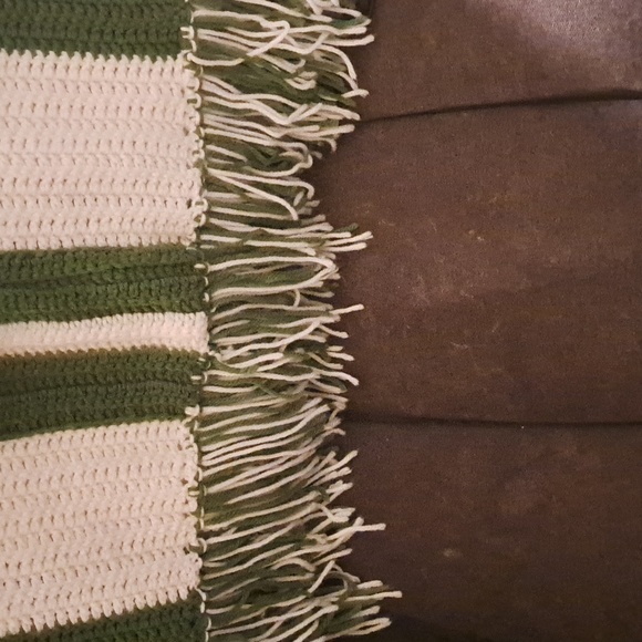 Hand knit throw with pockets - Picture 3 of 3